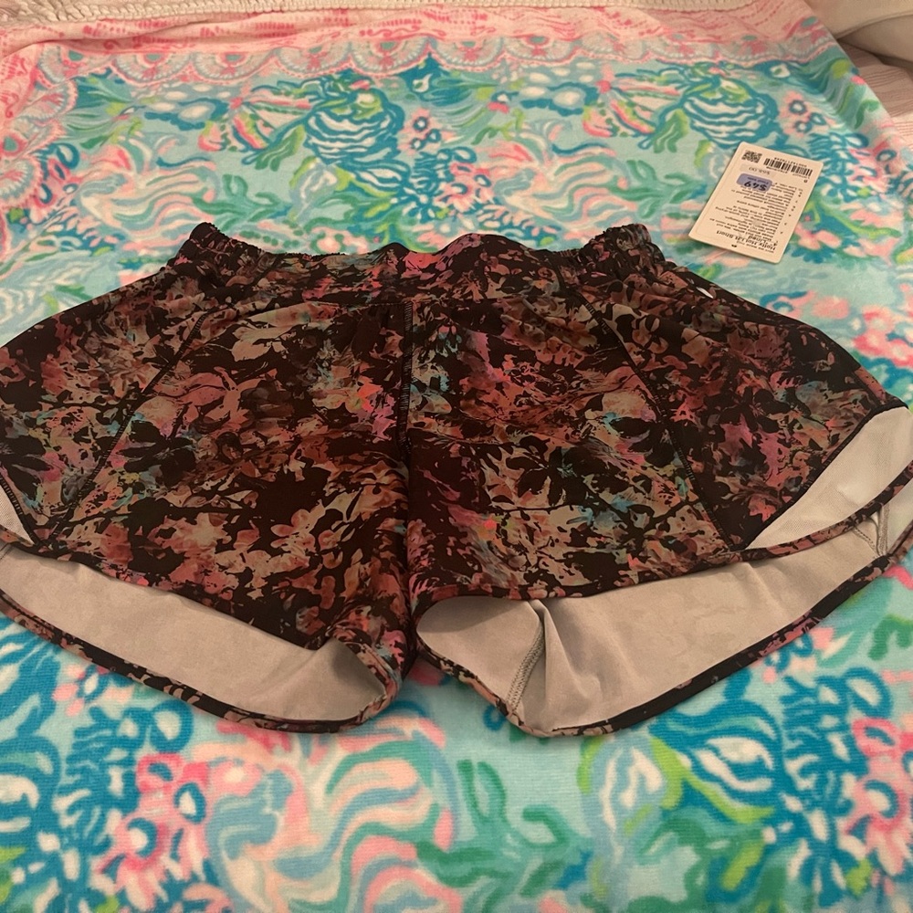 Lululemon Hotty Hot LR Short 4” lined